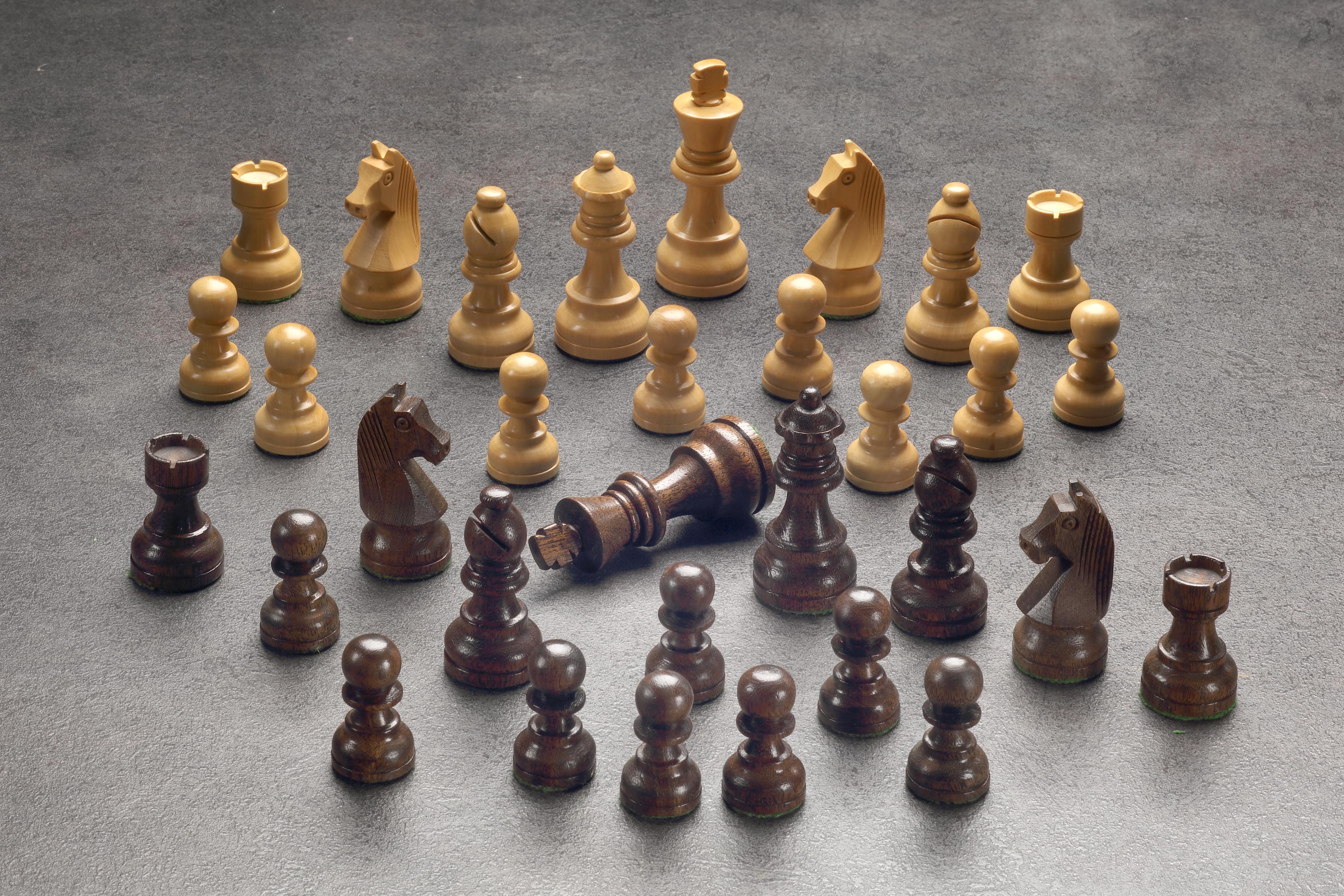 Chess pieces in acacia/boxwood, KH 75mm, leaded