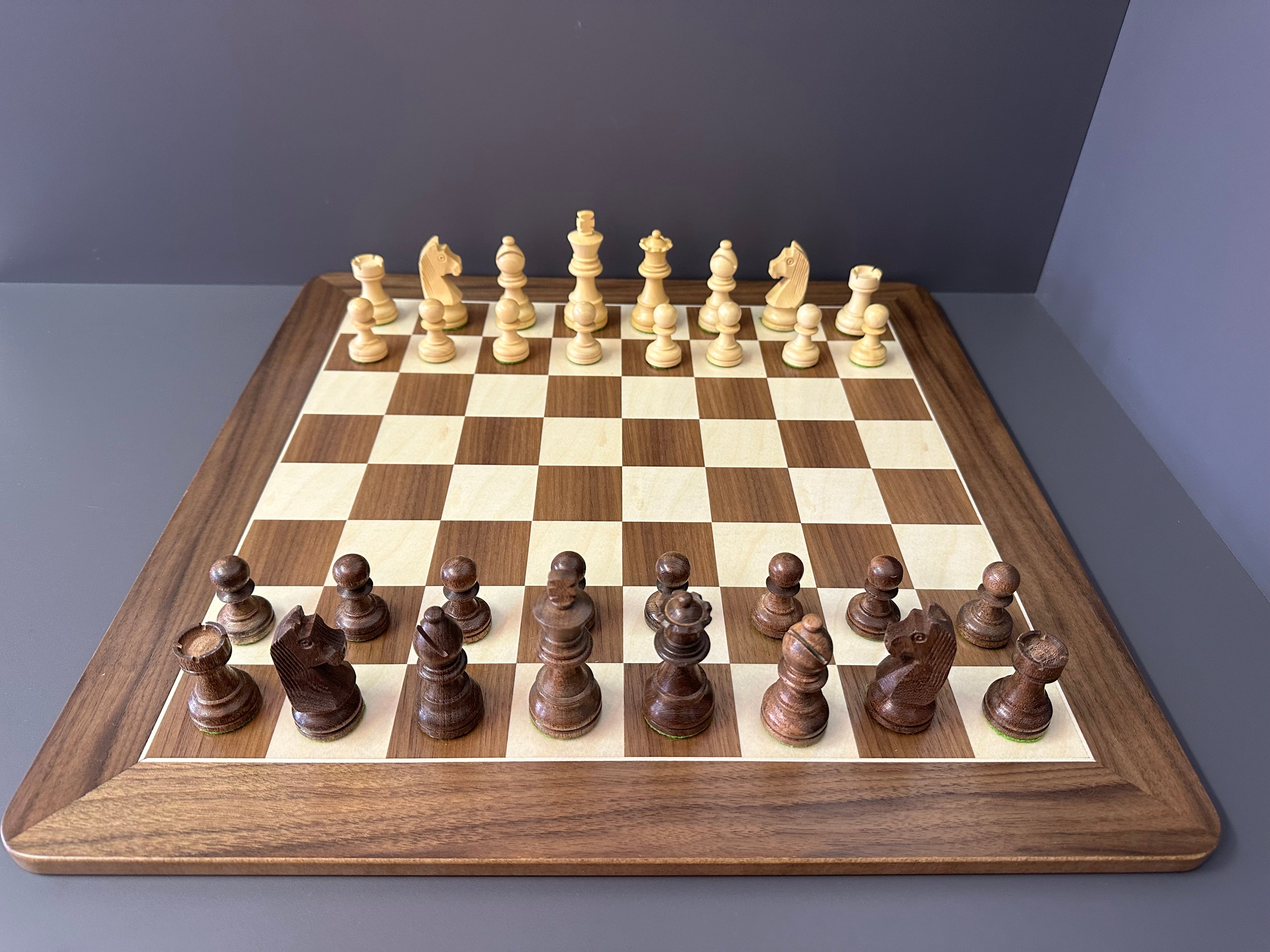 Chess pieces in acacia/boxwood, KH 75mm, leaded
