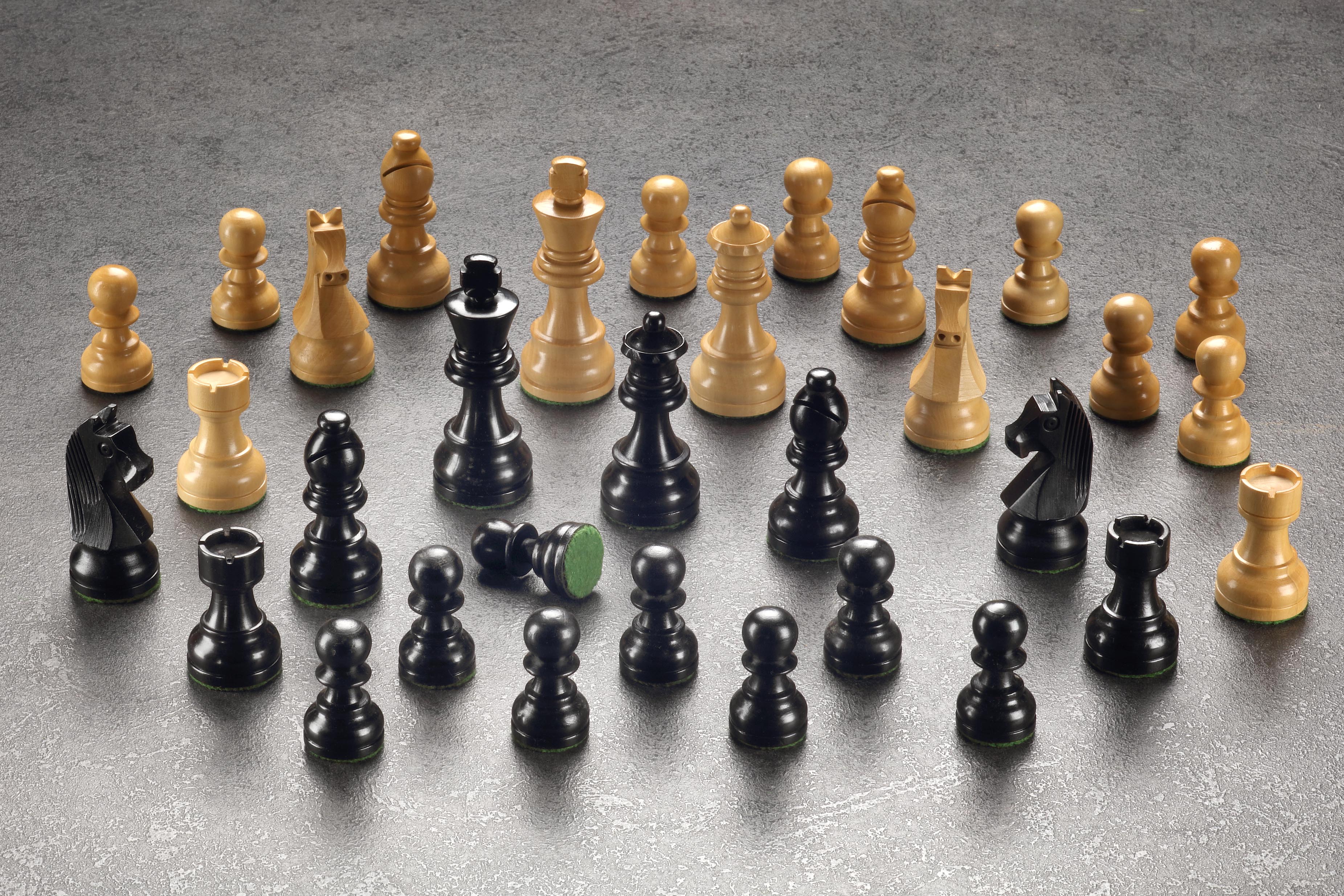Chess pieces in black/boxwood, KH 95mm, leaded