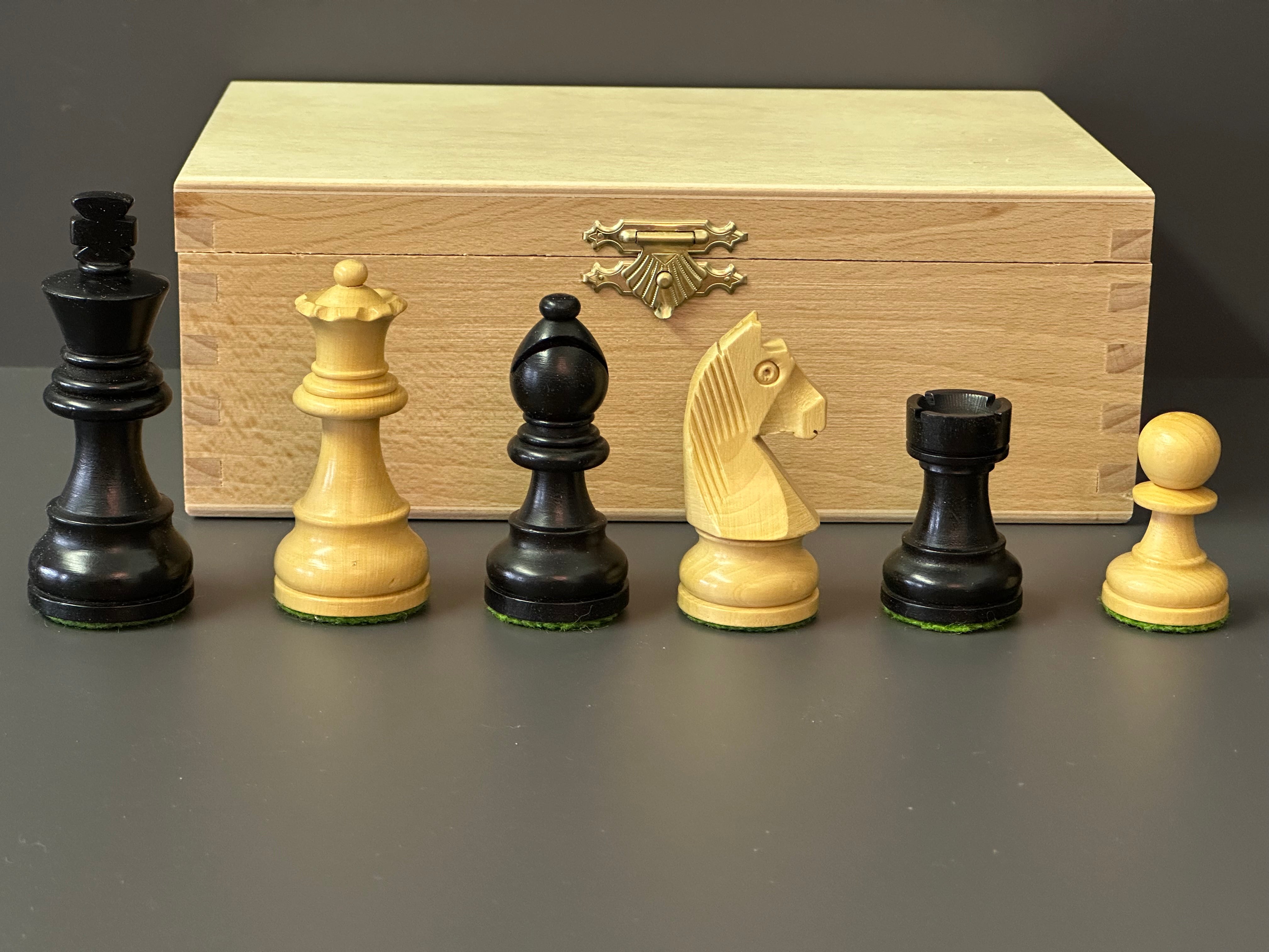 Chess pieces in black/boxwood, KH 95mm, leaded