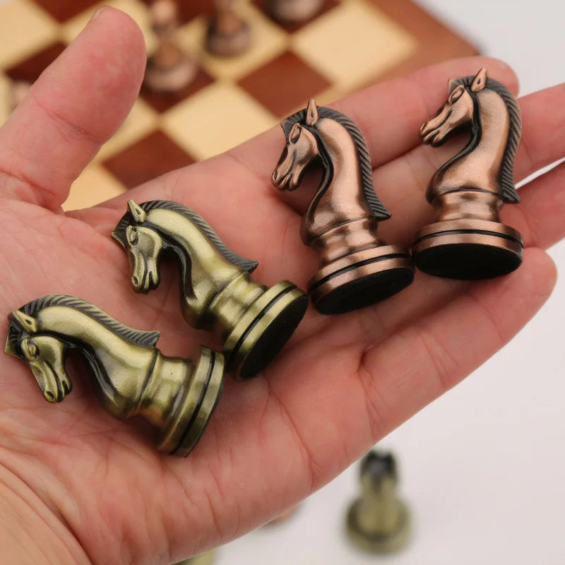30 cm / 11.8 Zoll Antikes Bronze Klappschachspiel mit beschwerten Figuren aus Legierung – Luxusgeschenk