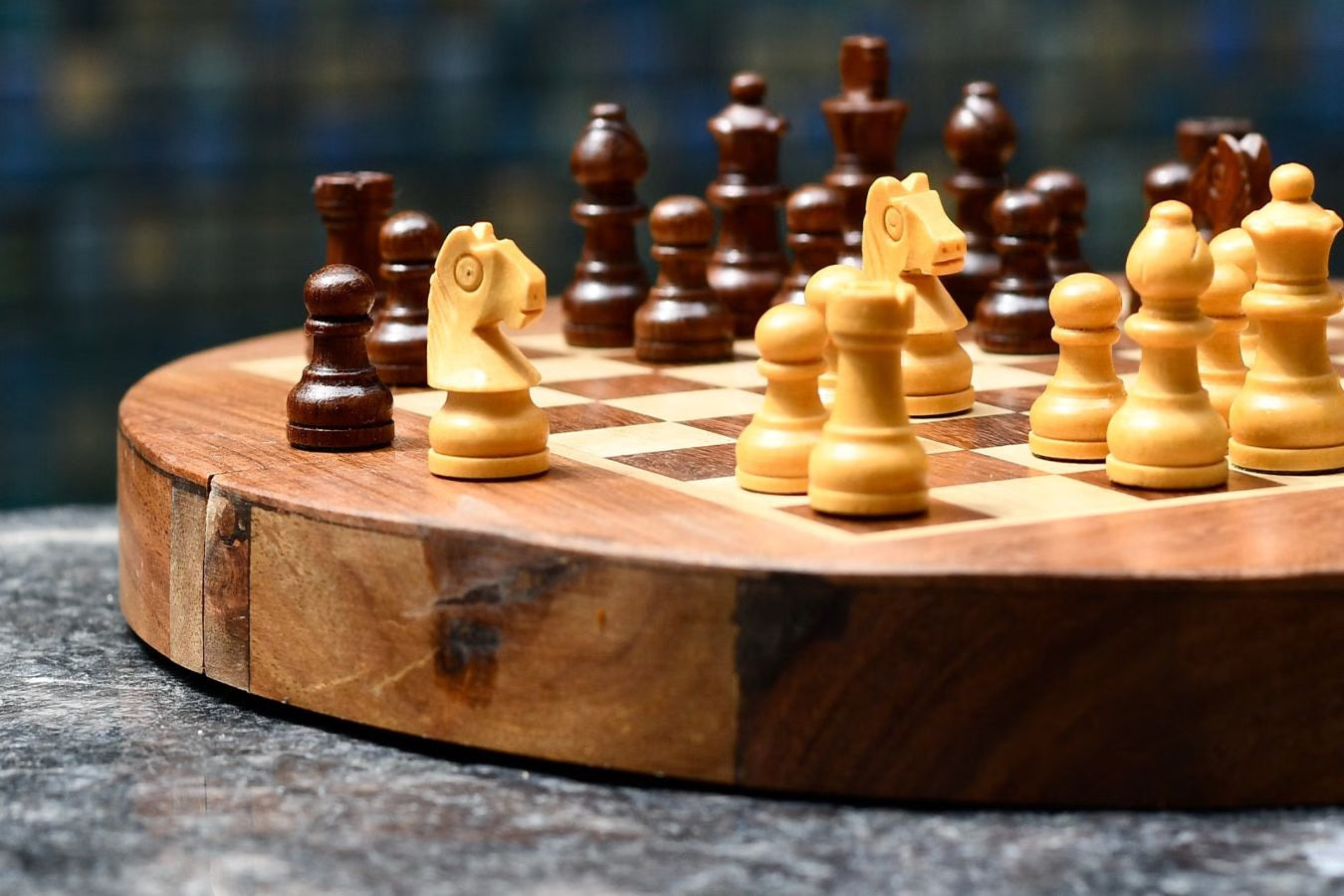 8.75'' Magnetic Travel Chess Set – Round Sheesham & Maple