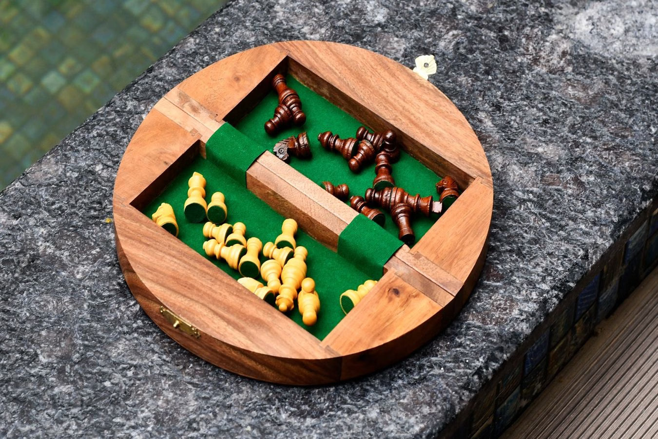 8.75'' Magnetic Travel Chess Set – Round Sheesham & Maple