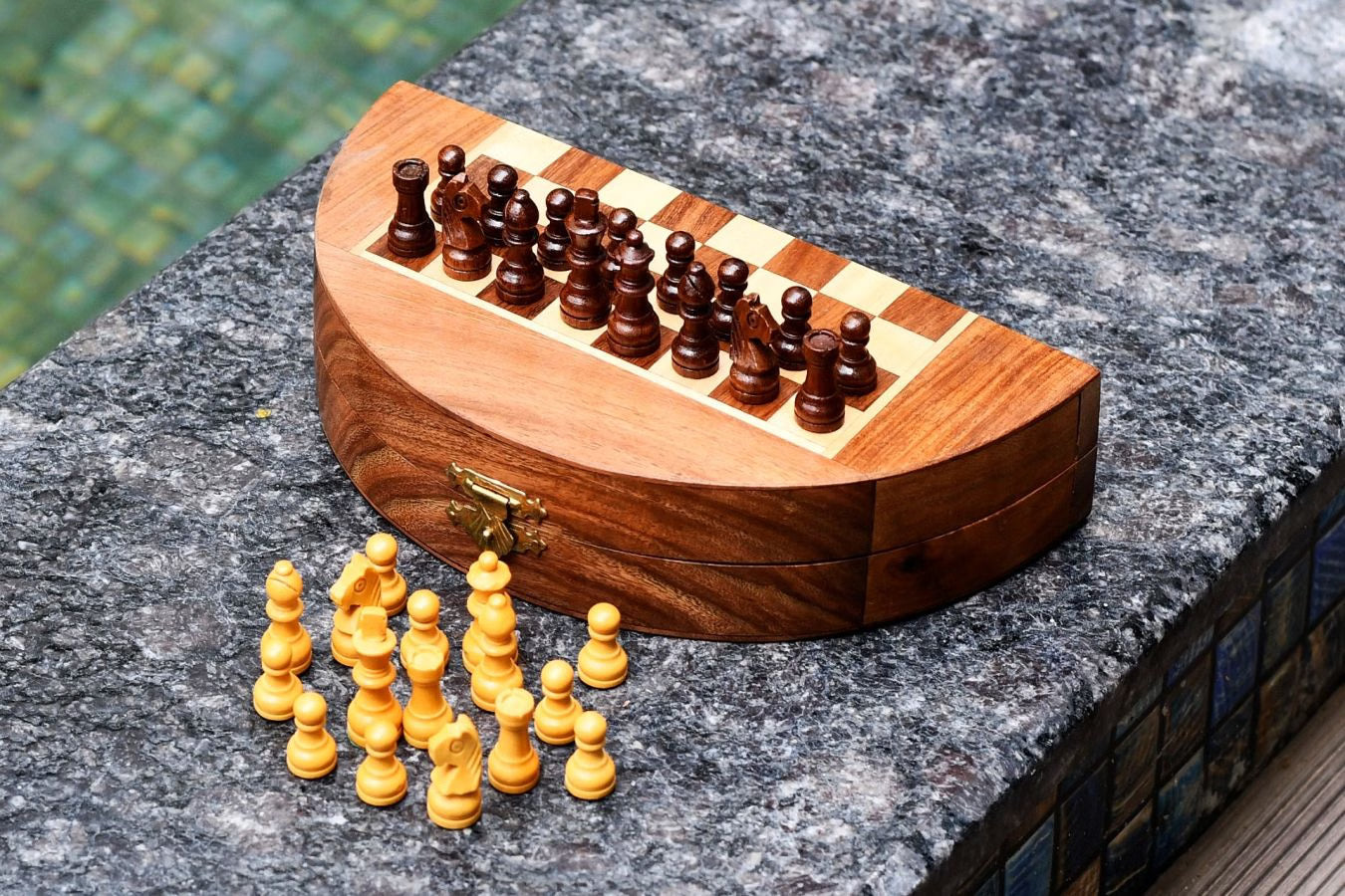 8.75'' Magnetic Travel Chess Set – Round Sheesham & Maple